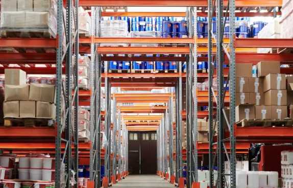 駛?cè)胧截浖芘c貫通式貨架有什么區(qū)別？